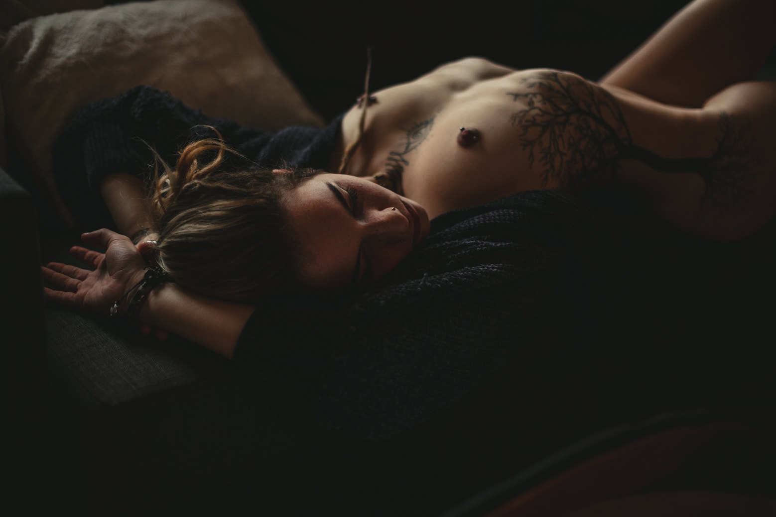 blueberry-corner-seance-boudoir-lyon-photographe-melyne-mel_rah-(10) Séance boudoir - dreadlocks, piercing et tatouages