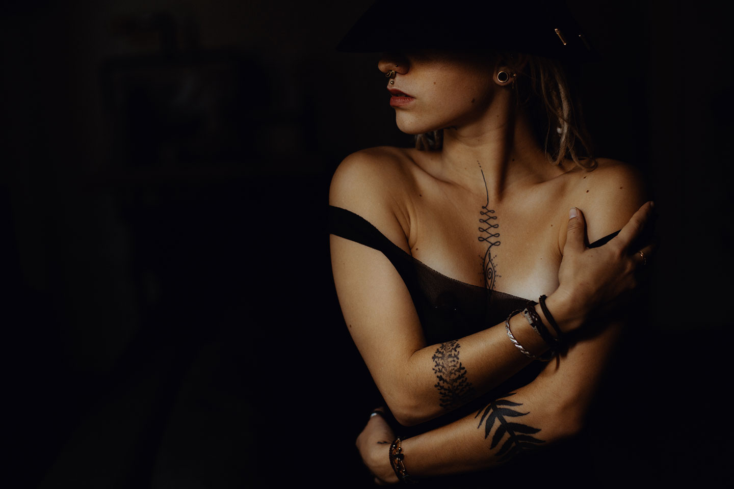 seance-photo-intime-boudoir-a-lyon-photographe-blueberry-corner-(94-sur-141) Une séance photo de portraits boudoir créatifs. Blueberry Corner, photographe à Lyon de portrait intime, glamour et boudoir