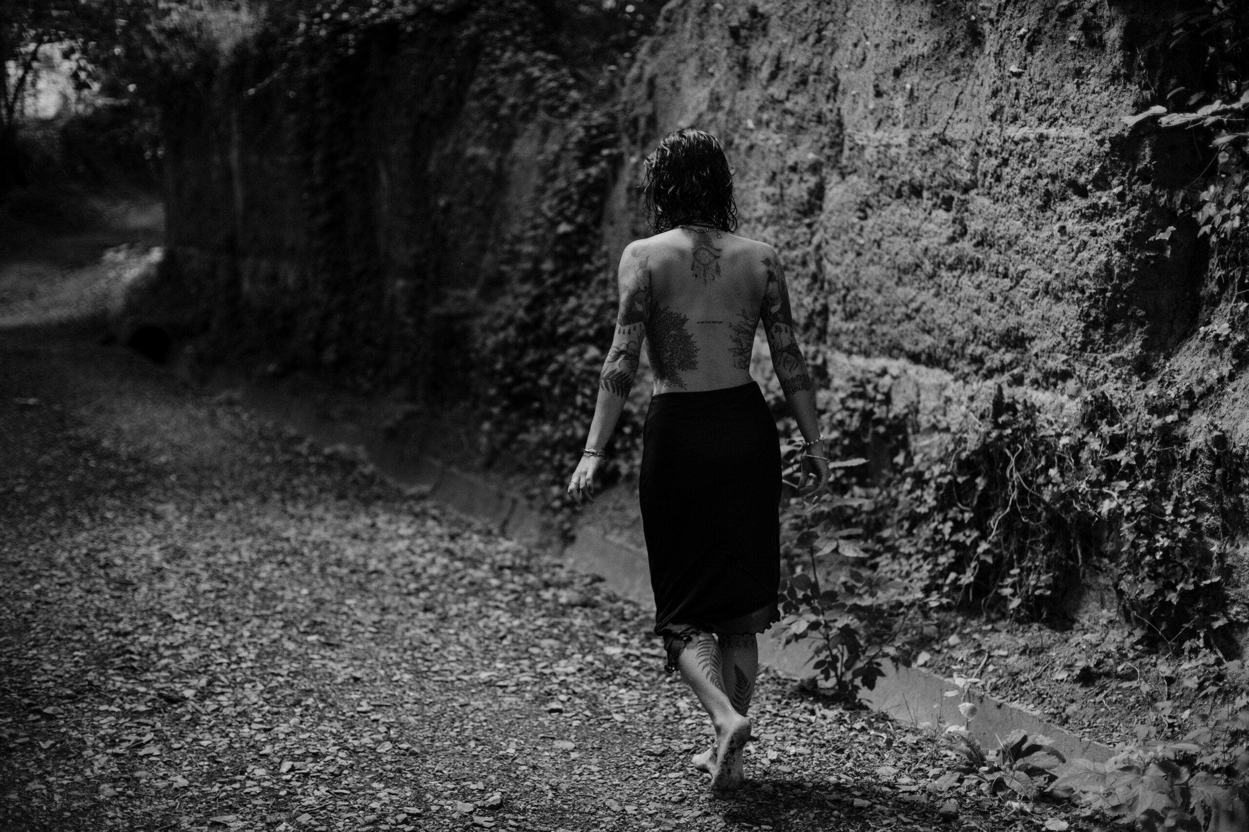 @blueberrycorner-photographe-boudoir-exterieur-femme-lyon (65 sur 180) Le mur sensualité et littéraire , quand le texte rejoint l'image. L'image c'est une belle jeune femme nue cherchant la lumière